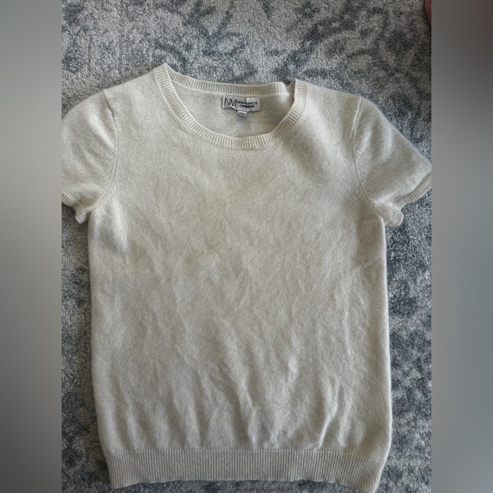 Neiman Marcus Cashmere Scoop Neck Sweater in Soft Cream - Picture 2 of 3